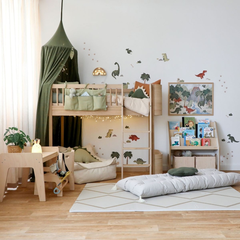 Dino-Kinderzimmer mit Hochbett &amp; Bücherregal