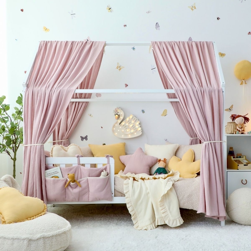 Kinderzimmer mit Hausbett-Deko in Lila/Gelb