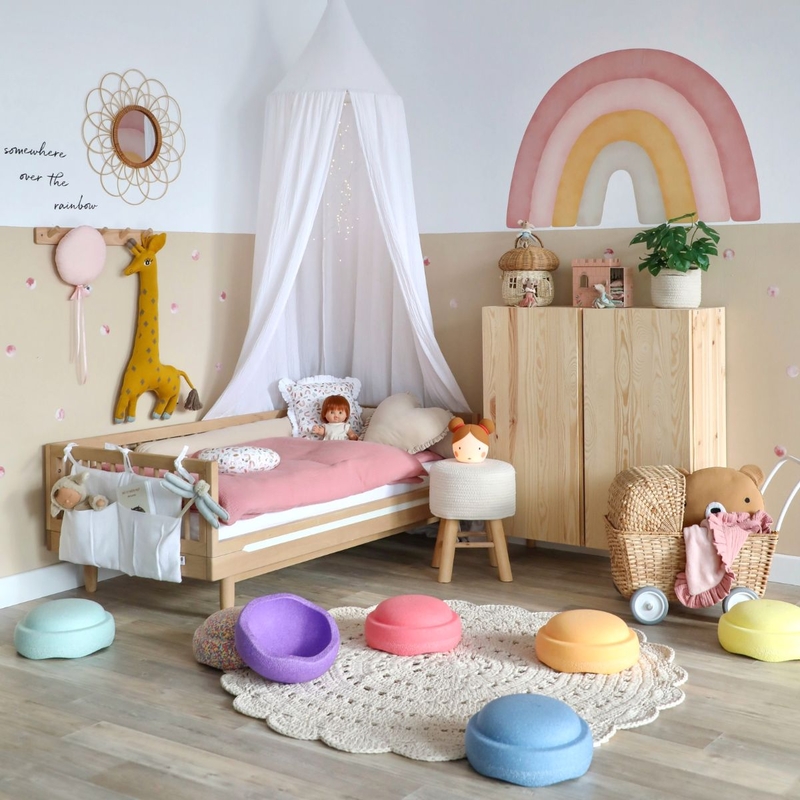 Kleinkindzimmer mit Stapelsteinen &amp; Regenbogen-Deko in Pastellfarben