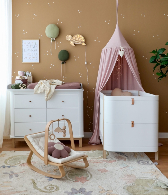 Babyzimmer mit Kuscheltextilien in Lila, Grün &amp; Beige