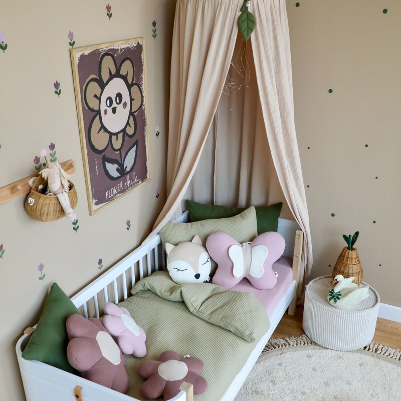 Kinderzimmer mit Blumendeko in Beige, Flieder &amp; Grün