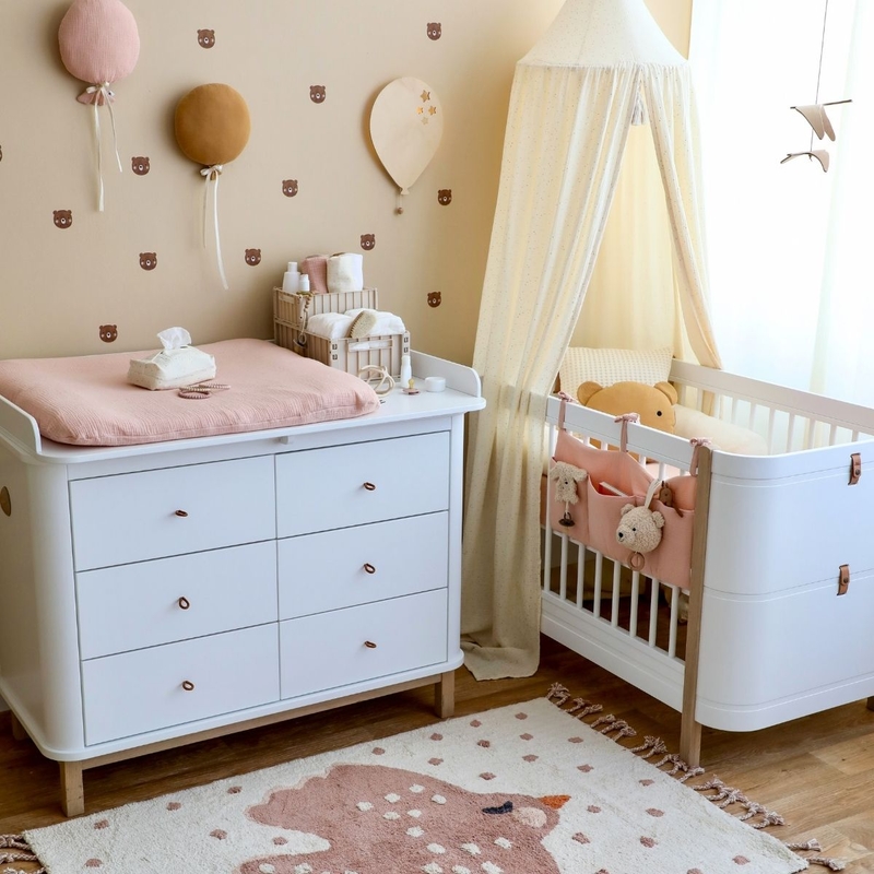 Babyzimmer in Beige &amp; Puderrosa mit Teddybären