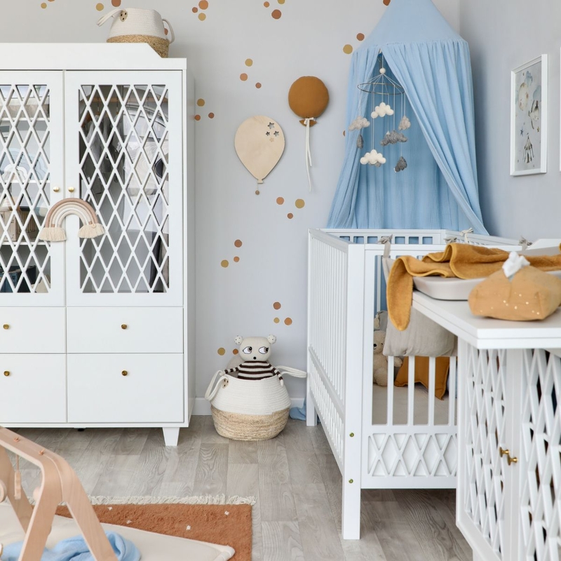 Babyzimmer mit mitwachsenden Möbeln in Hellblau &amp; Camel