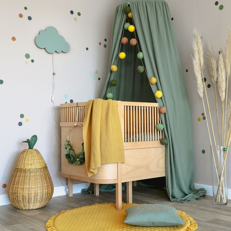 Babyzimmer mit Musselintextilien in Senf &amp; Khaki