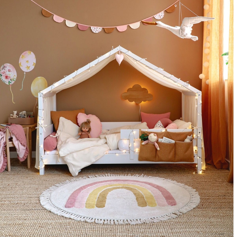 Mädchenzimmer in Braun/Altrosa mit Hausbett &amp; Regenbogen-Deko