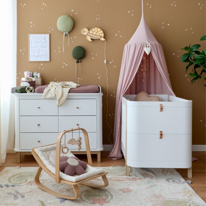 Babyzimmer mit Kuscheltextilien in Lila, Grün &amp; Beige