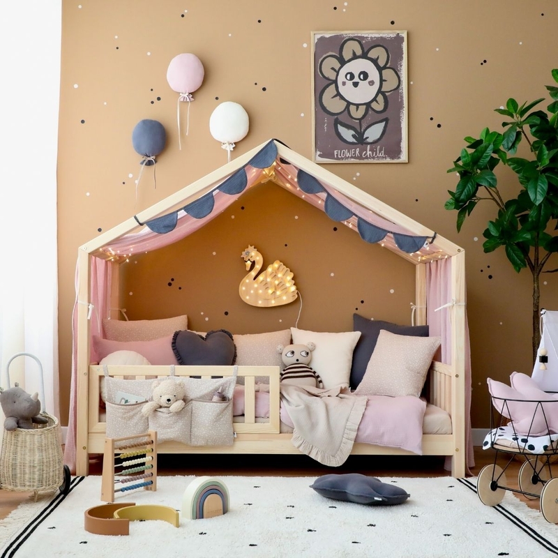 Kinderzimmer mit Hausbett &amp; Kuscheltextilien in Flieder, Grau &amp; Beige