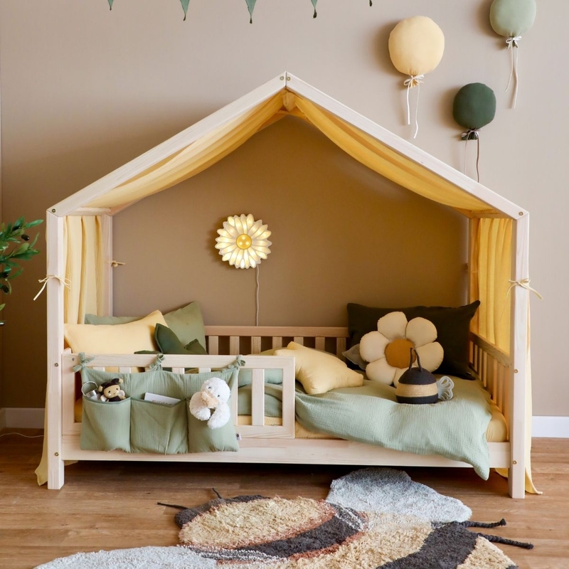 Kinderzimmer mit Hausbett &amp; Bienendeko in Gelb/Grün