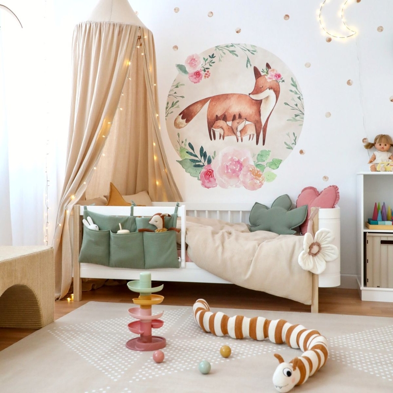 Kinderzimmer in Beige, Khaki &amp; Altrosa mit Grimms Spielzeug