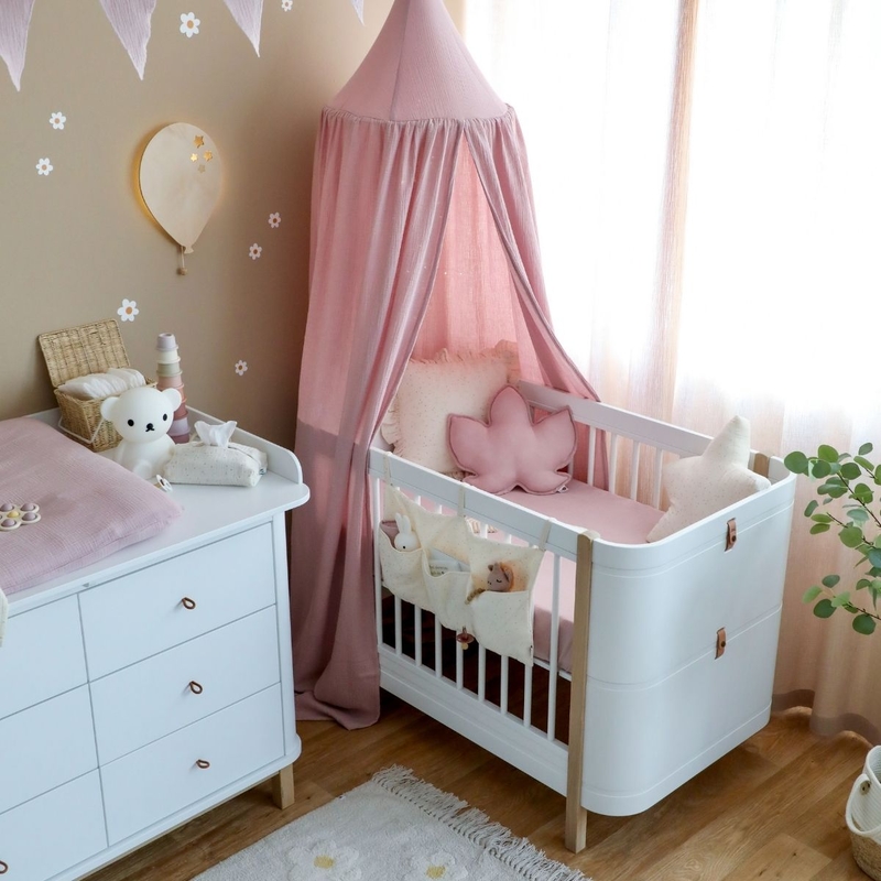 Babyzimmer in Beige &amp; Flieder mit Blumen Wandstickern