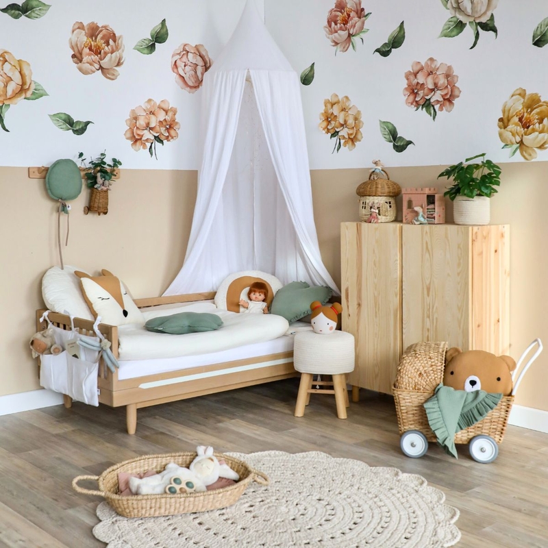 Natur-Kinderzimmer in warmen Farben mit Kuscheltextilien &amp; Blumen