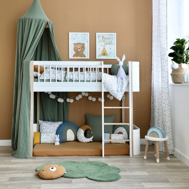 Kinderzimmer in Khaki mit Regenbogen Deko