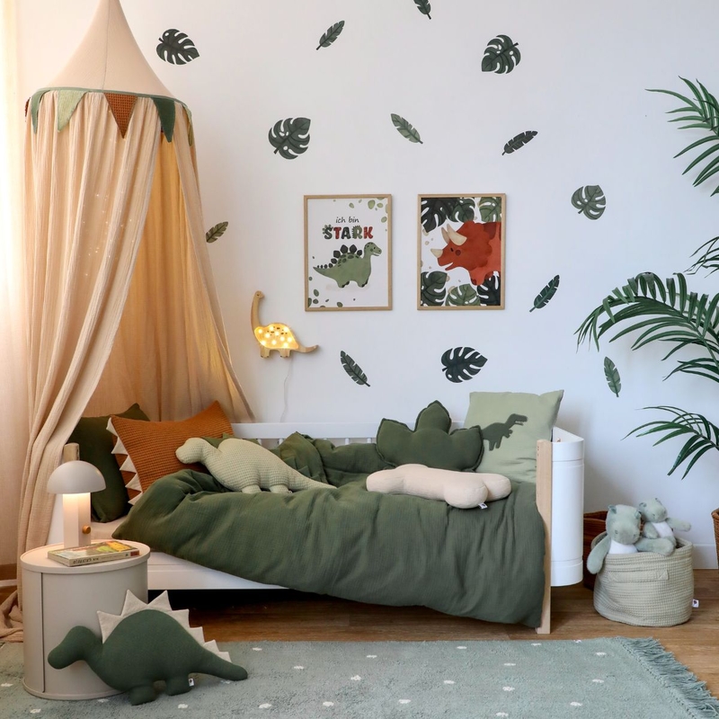 Dino-Kinderzimmer mit Juniorbett &amp; Kuscheltextilien