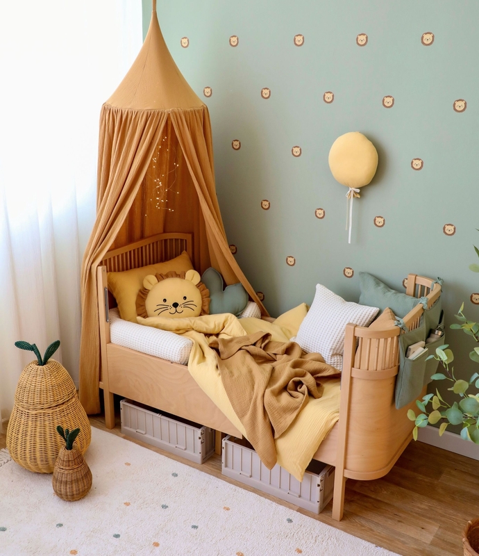 Löwen-Kinderzimmer mit Kinderbettausstattung in Gelb &amp; Camel