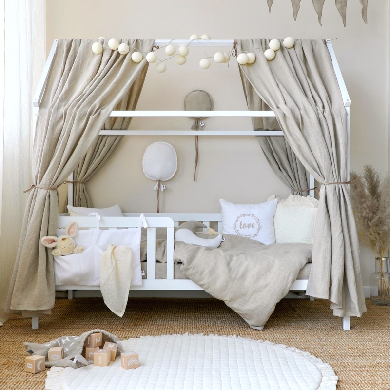 Kinderbett in Beige &amp; Creme mit Leinentextilien von Dinki Balloon